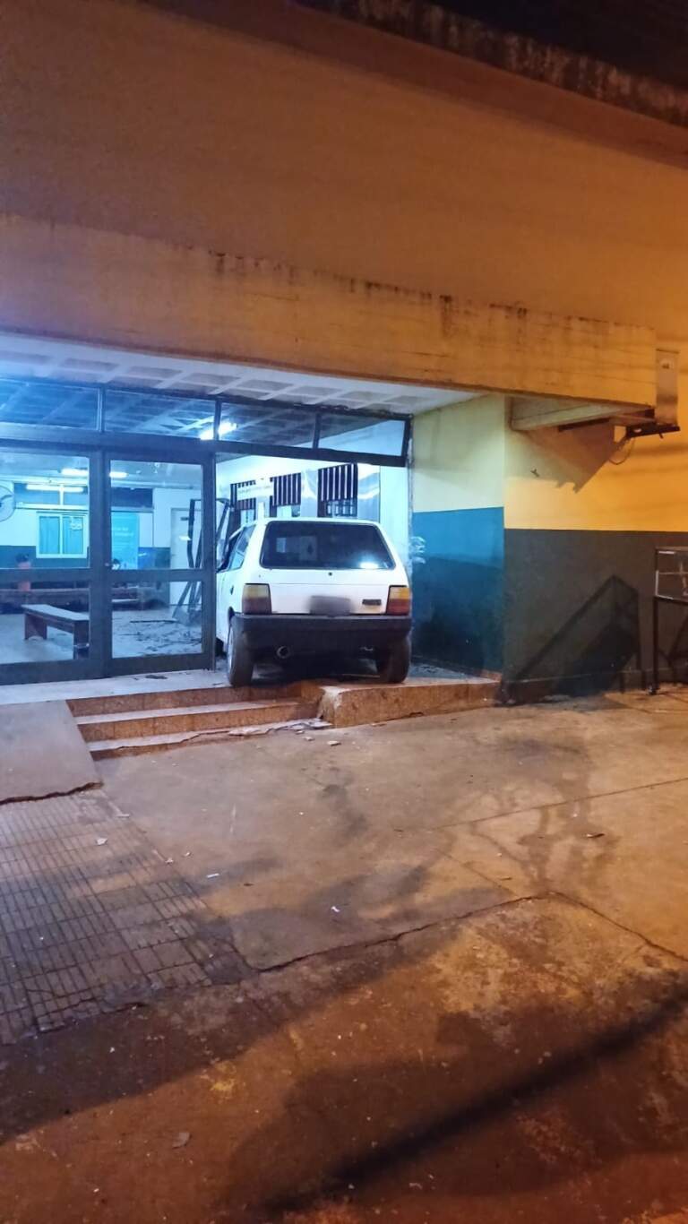 Automovilista chocó, despistó e impactó contra la antigua guardia del Samic de Oberá, no hubo lesionados imagen-22