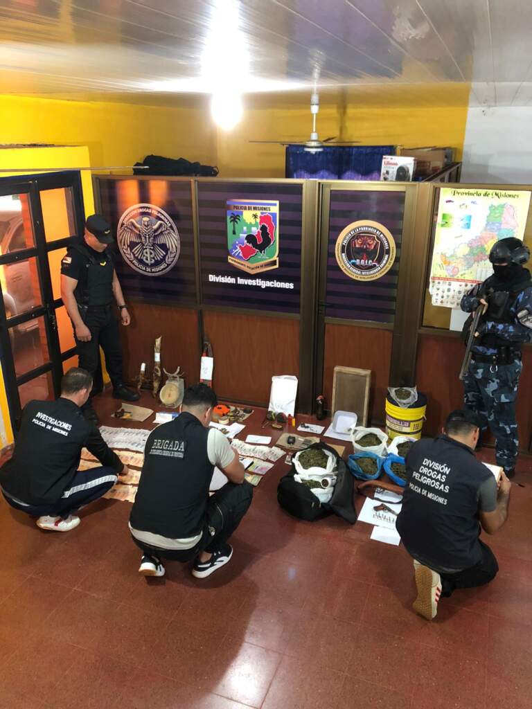 La Policía irrumpió en un bunker de droga, incautó marihuana, armas y detuvo a un narco en San Vicente imagen-38