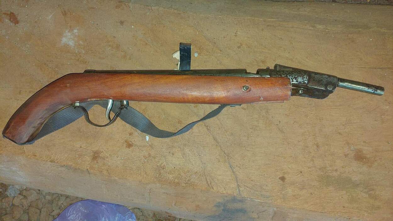 La Policía irrumpió en un bunker de droga, incautó marihuana, armas y detuvo a un narco en San Vicente imagen-2