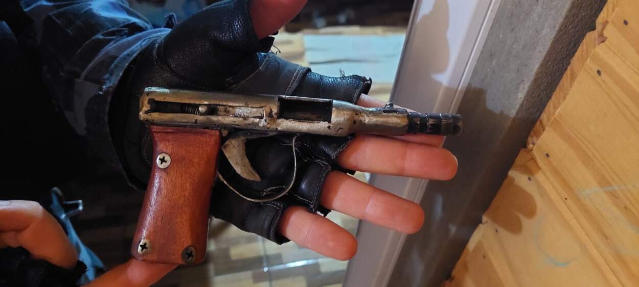 La Policía irrumpió en un bunker de droga, incautó marihuana, armas y detuvo a un narco en San Vicente imagen-10