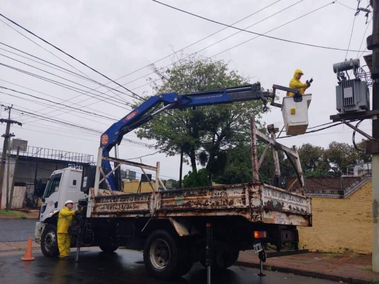 Temporal: paulatinamente se recupera el servicio eléctrico en distintos puntos de la provincia imagen-1
