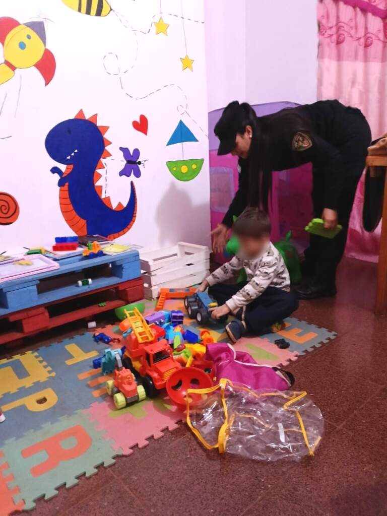 Apóstoles: un niño perdido corría bajo la tormenta y policías lo resguardaron imagen-11
