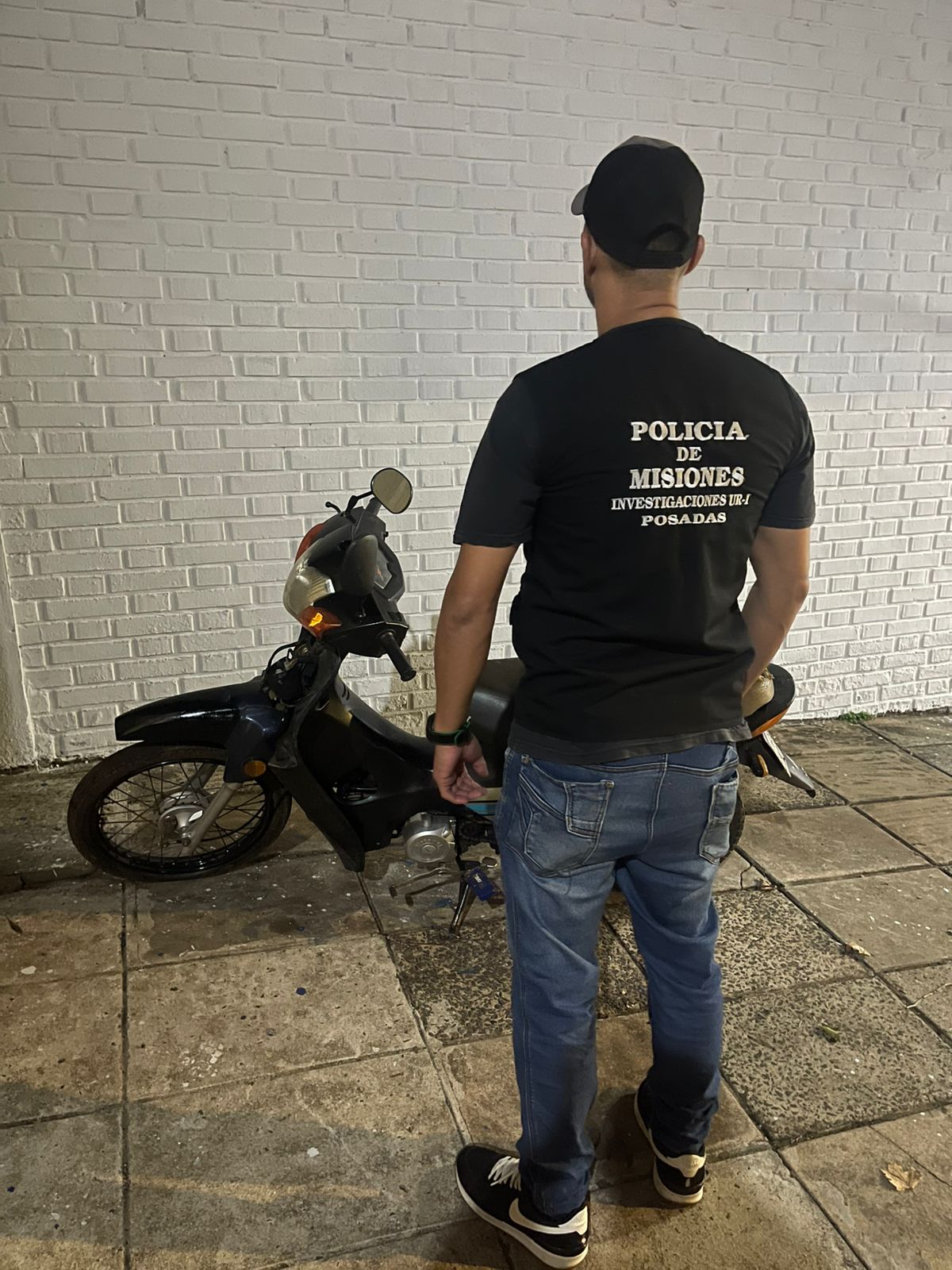 Atraparon a reincidente ladrón de motos en Posadas: lo delataron las cámaras y lo detuvo el Grupo de Acción Preventiva 5 Atraparon a reincidente ladrón de motos en Posadas: lo delataron las cámaras y lo detuvo el Grupo de Acción Preventiva imagen-4