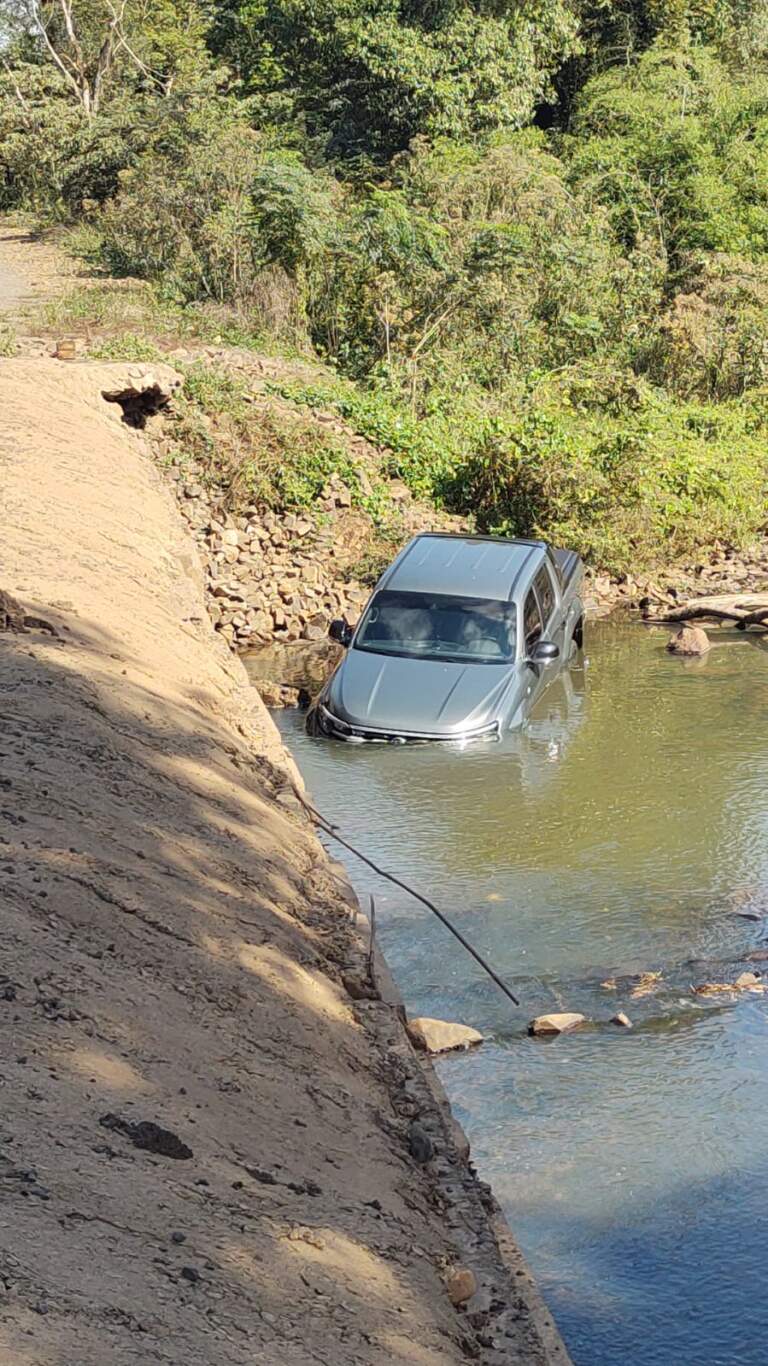 Cae una camioneta al arroyo Tabay, despistando del obligado desvío por la clausura del Puente imagen-5