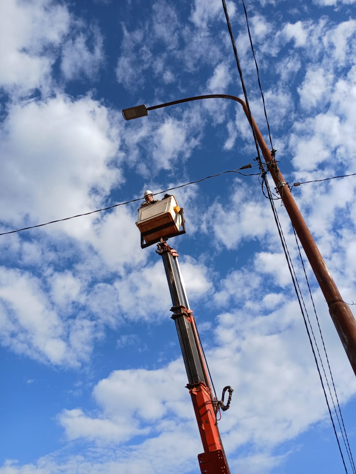 Más alumbrado para Pozo Azul y mejoras en líneas troncales de San Pedro imagen-6