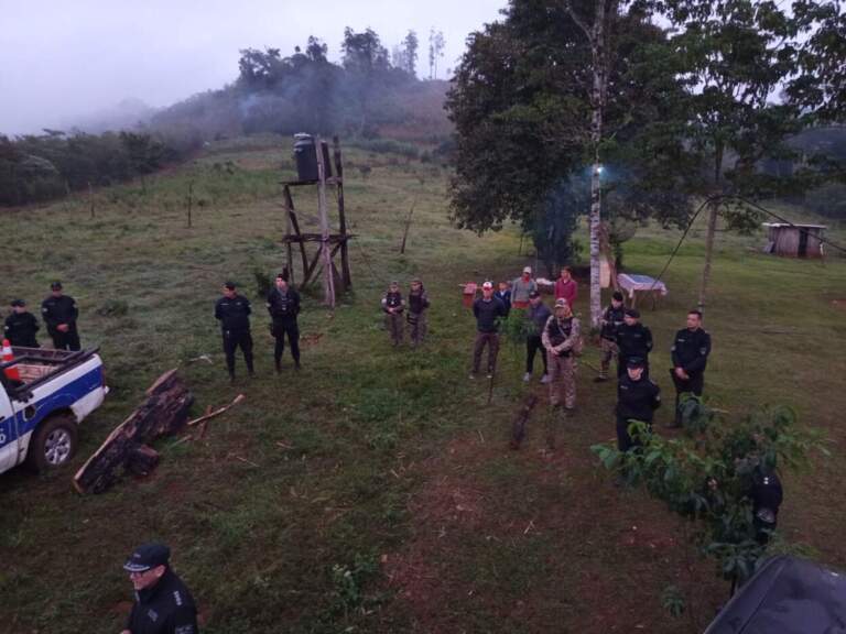 Con drones, buzos y más de 200 policías, continúa la intensa búsqueda de un niño en El Soberbio imagen-6