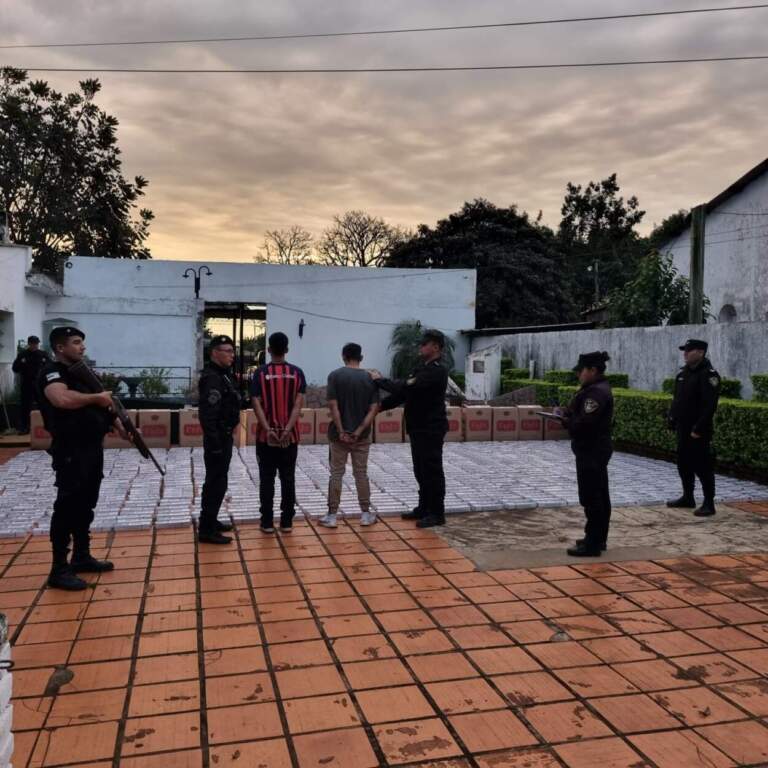 Policías secuestraron un millonario cargamento de cigarrillos tras una persecución e intento de fuga imagen-45