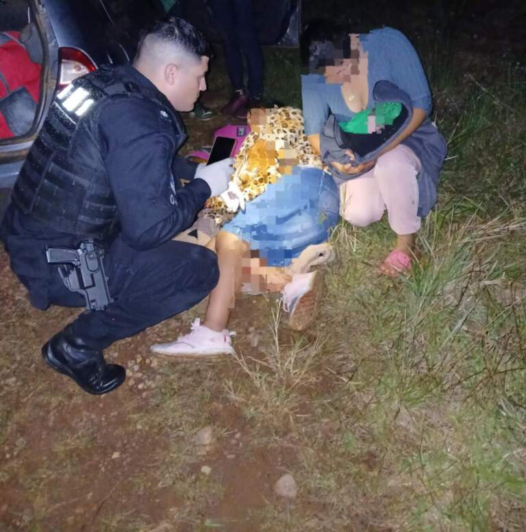 Milagro en la ruta: policías asistieron a una madre y su bebé en un parto de emergencia imagen-22