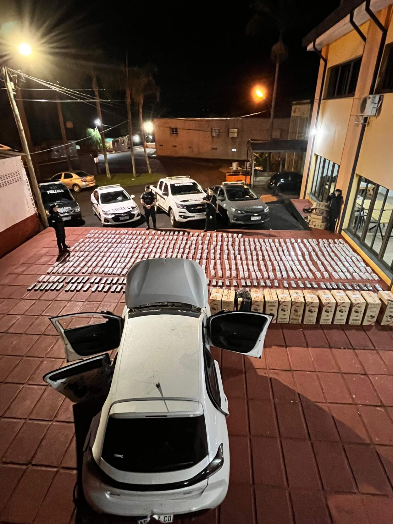 Frustran la fuga de contrabandistas en Campo Viera: un auto robado y $13 millones en cigarrillos incautados imagen-2