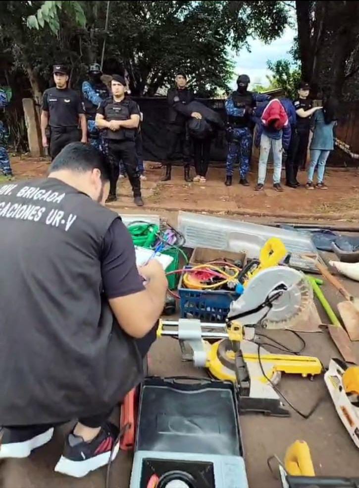 Capturaron a dos integrantes de una banda de robamotos en Iguazú: tenían un taller clandestino cerca de una escuela 3 Capturaron a dos integrantes de una banda de robamotos en Iguazú: tenían un taller clandestino cerca de una escuela imagen-2
