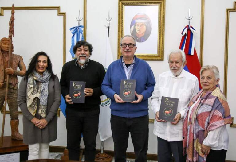 Passalacqua recibió ejemplares de la primera edición en guaraní de “¨Platero y yo”, que serán distribuidas en instituciones educativas de la región imagen-49