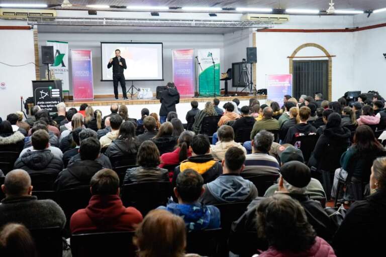 "Misiones Futura" en Apóstoles: Augusto Salvatto llevó su mensaje de innovación a los emprendedores misioneros imagen-17
