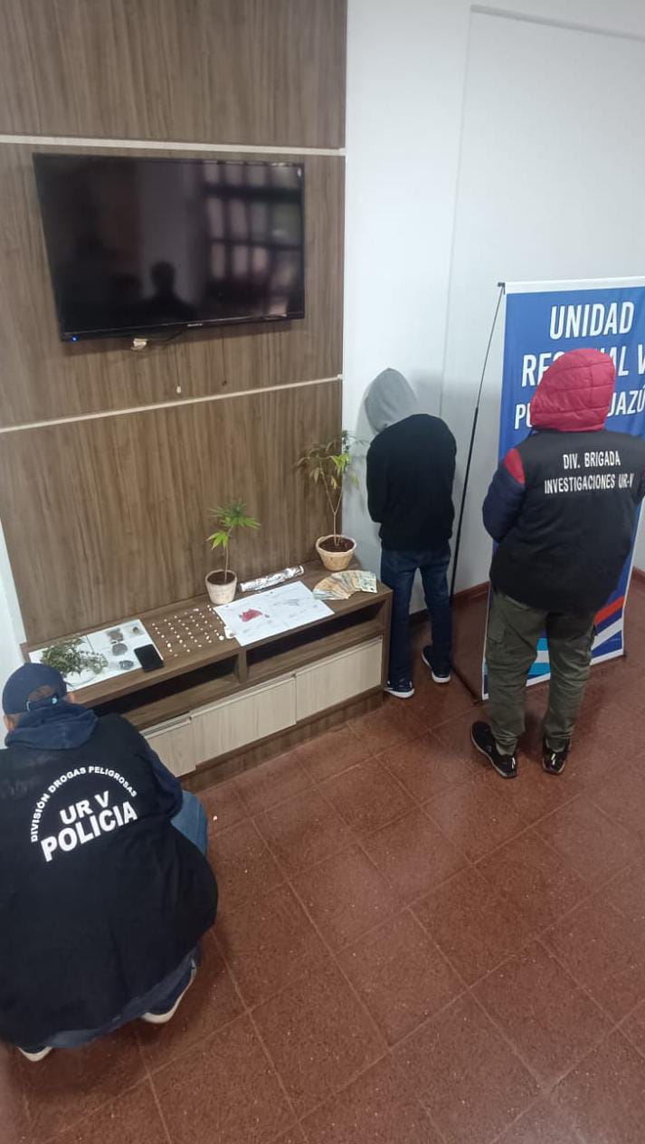 La Policía desarticuló dos narcokioscos en Puerto Iguazú: dos detenidos, 80 dosis de cocaína, pedra y marihuana incautadas imagen-4