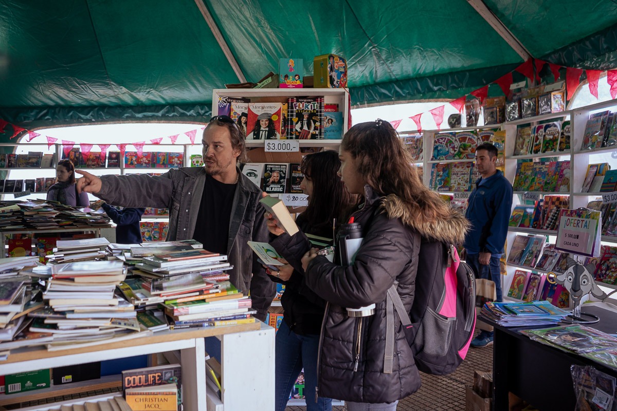 “El contacto con el libro nos forma de otra manera” dijo Stelatto en su visita a la Feria 7 “El contacto con el libro nos forma de otra manera” dijo Stelatto en su visita a la Feria imagen-6