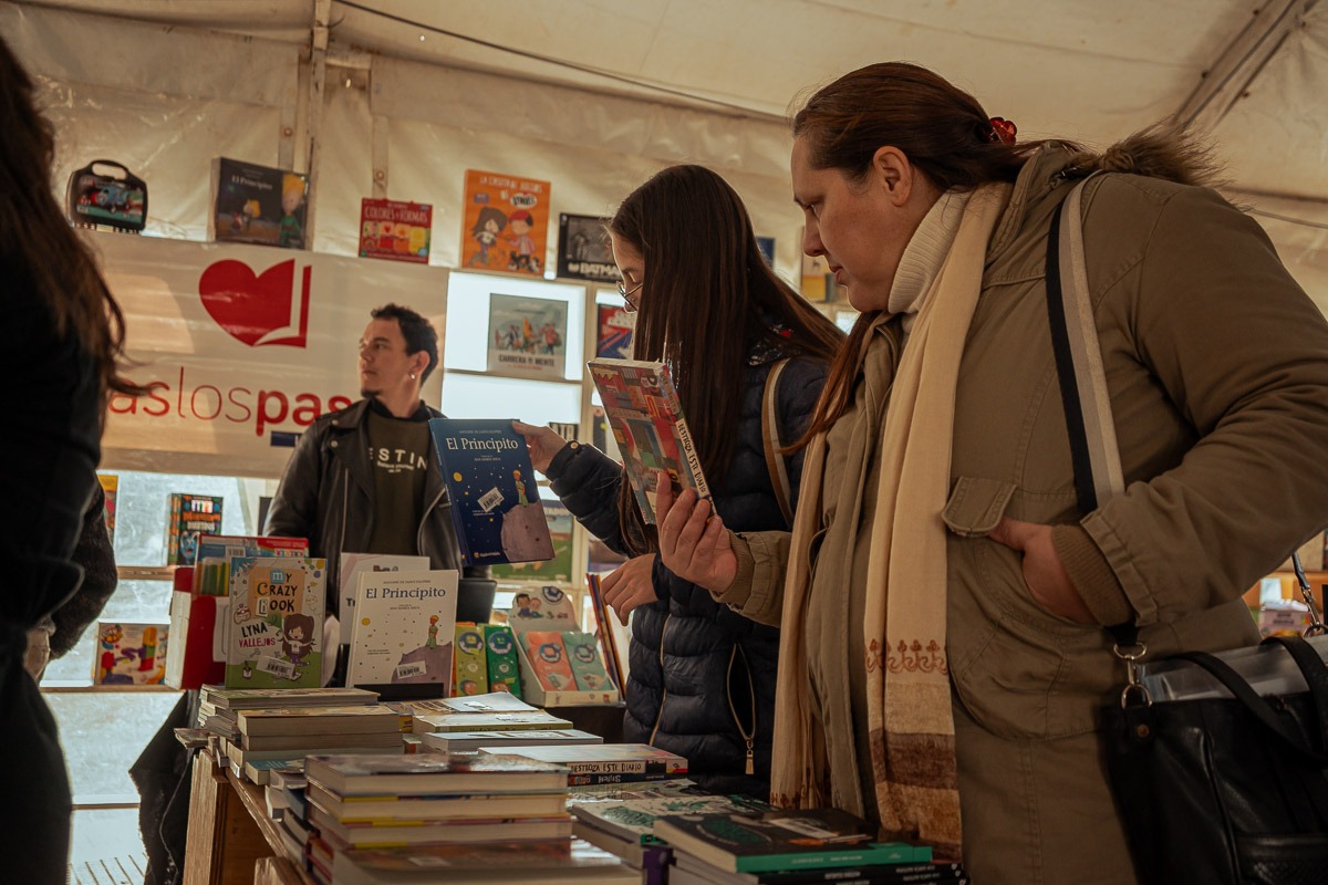 “El contacto con el libro nos forma de otra manera” dijo Stelatto en su visita a la Feria 9 “El contacto con el libro nos forma de otra manera” dijo Stelatto en su visita a la Feria imagen-8