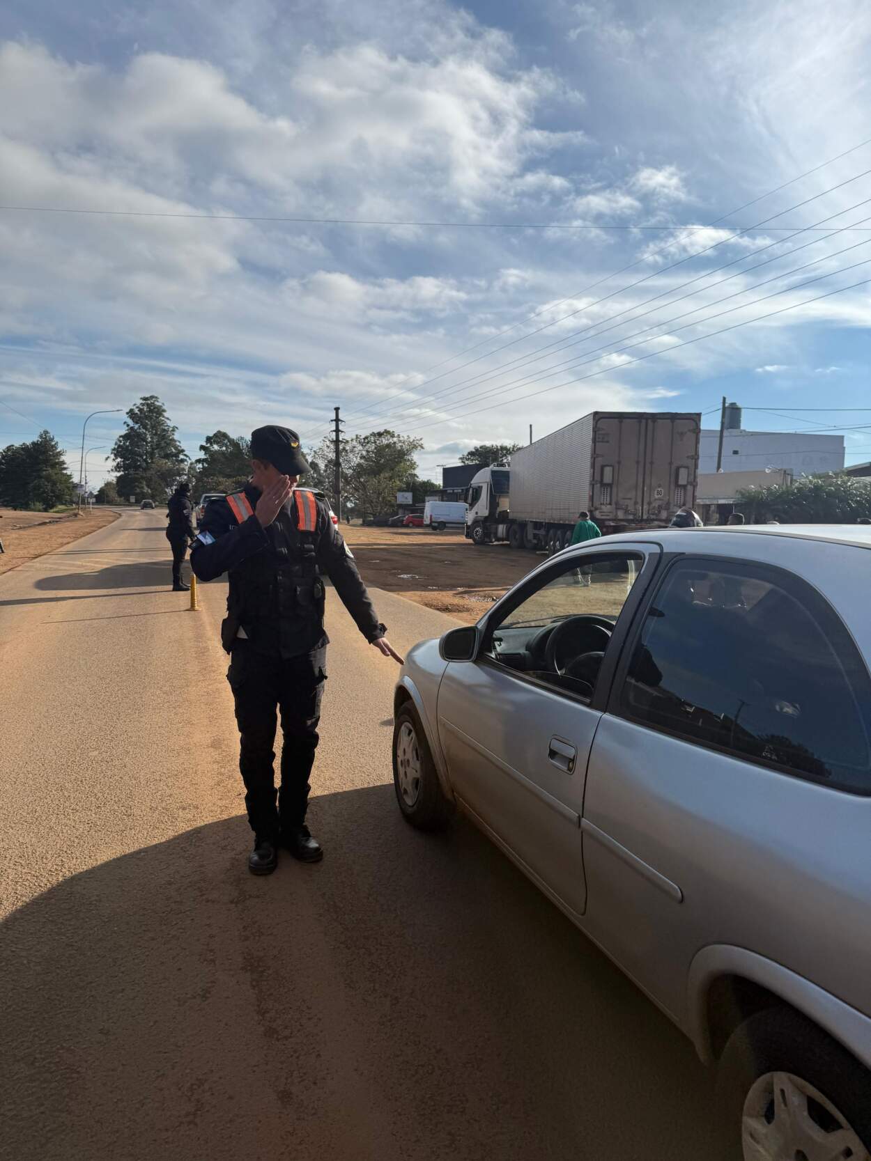 Prevención vial: Sacan de circulación un colectivo que transportaba a tareferos en condiciones irregulares 15 Prevención vial: Sacan de circulación un colectivo que transportaba a tareferos en condiciones irregulares imagen-14