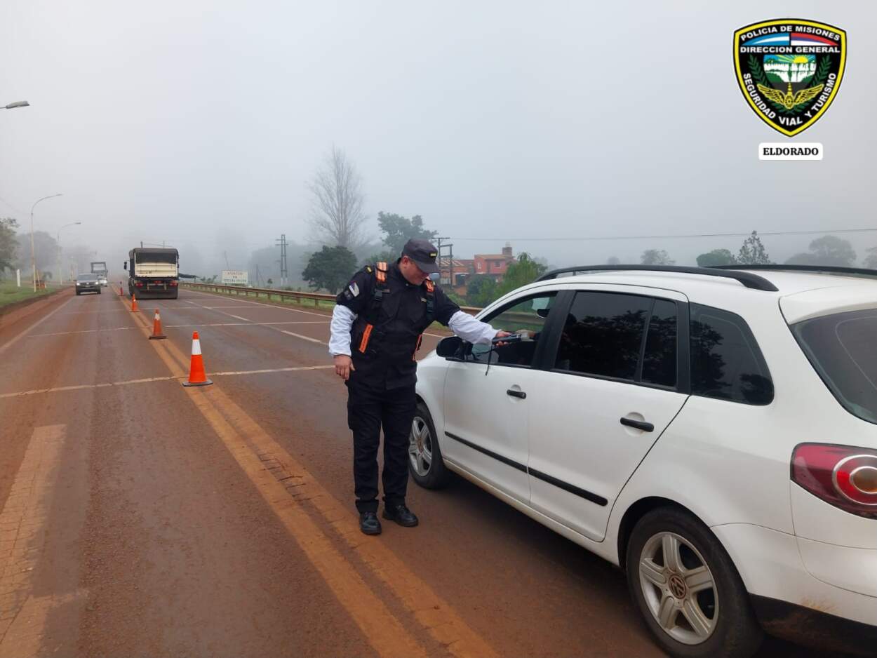 Prevención vial: Sacan de circulación un colectivo que transportaba a tareferos en condiciones irregulares 13 Prevención vial: Sacan de circulación un colectivo que transportaba a tareferos en condiciones irregulares imagen-12