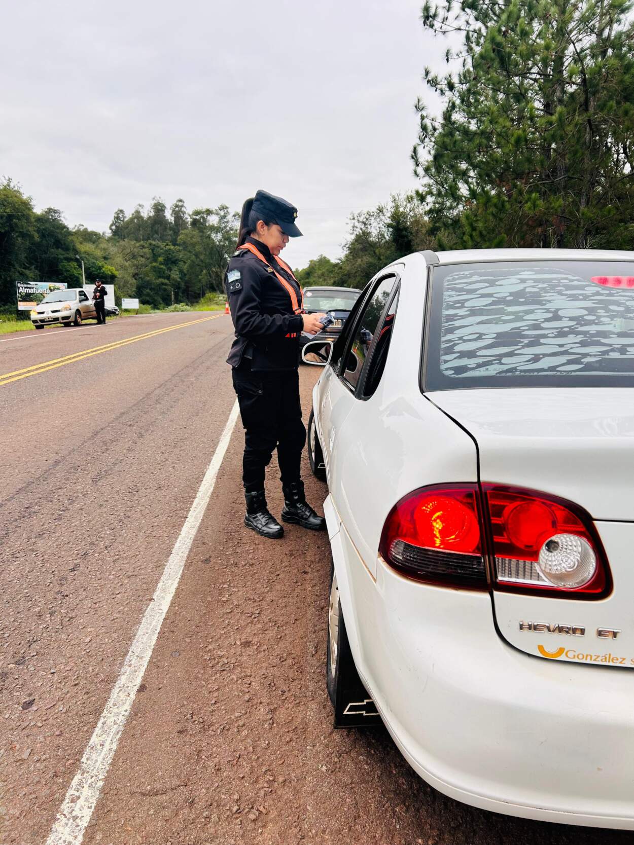 Prevención vial: Sacan de circulación un colectivo que transportaba a tareferos en condiciones irregulares 17 Prevención vial: Sacan de circulación un colectivo que transportaba a tareferos en condiciones irregulares imagen-16