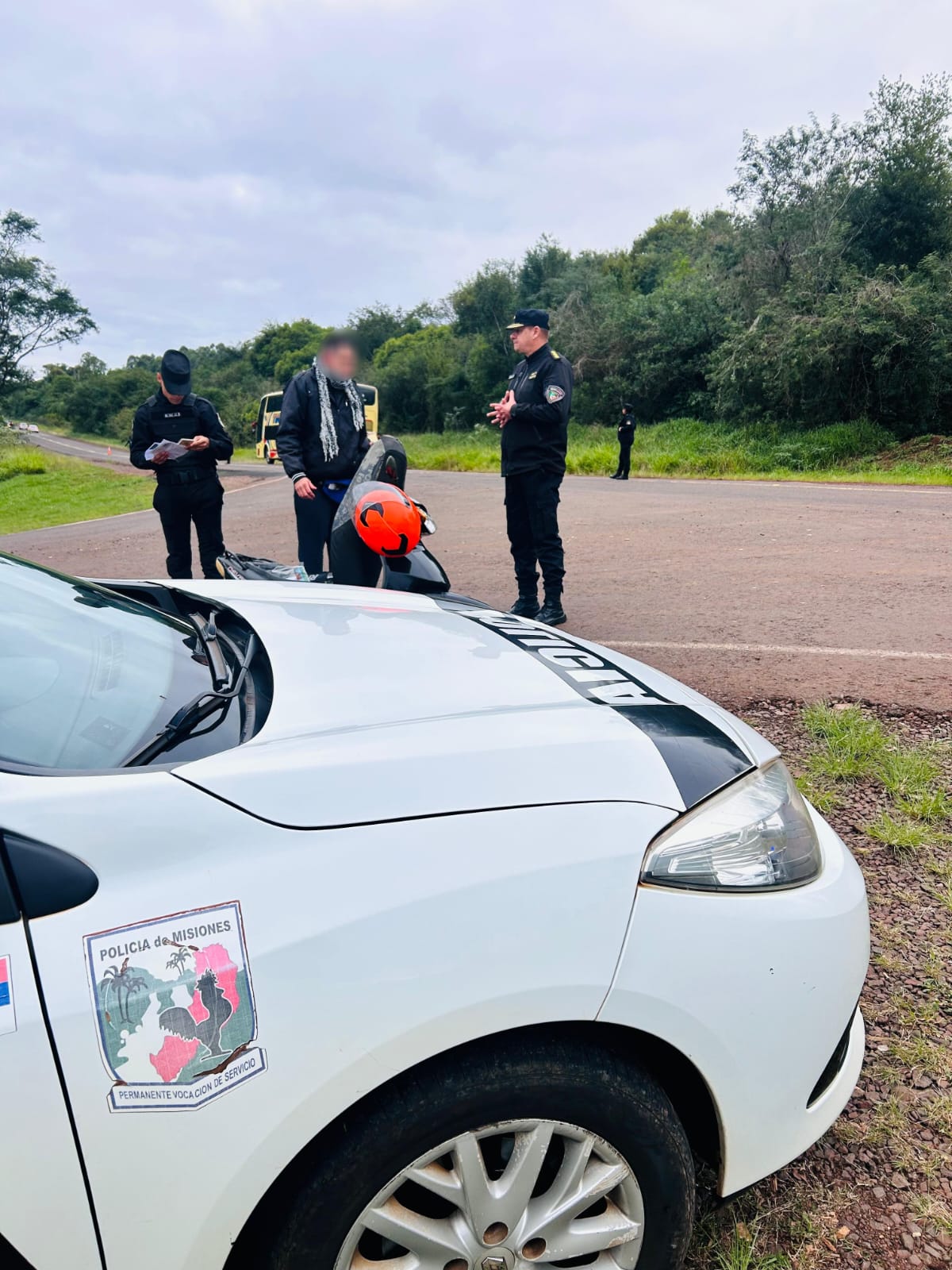 Prevención vial: Sacan de circulación un colectivo que transportaba a tareferos en condiciones irregulares 11 Prevención vial: Sacan de circulación un colectivo que transportaba a tareferos en condiciones irregulares imagen-10