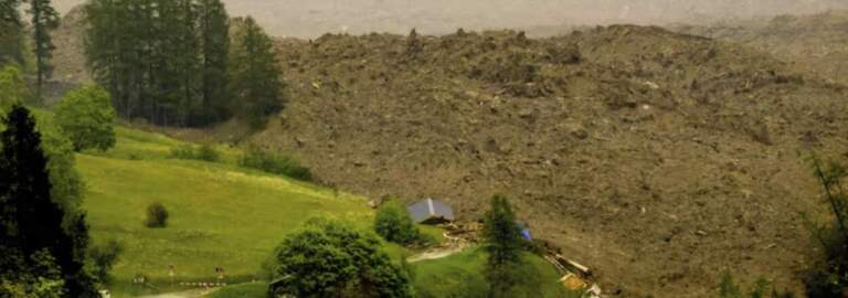 Una avalancha de hielo y piedras sepulta un pueblo de Suiza tras el colapso de un glaciar imagen-40