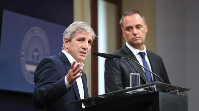 El Gobierno anunciará este jueves las medidas para flexibilizar los controles del uso de los dólares “bajo el colchón” imagen-44