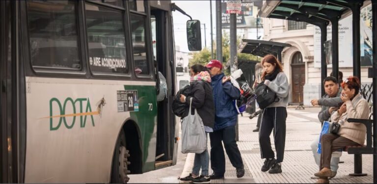Fracasó la negociación entre el Gobierno y la UTA: este martes habrá paro de colectivos durante 24 horas imagen-32