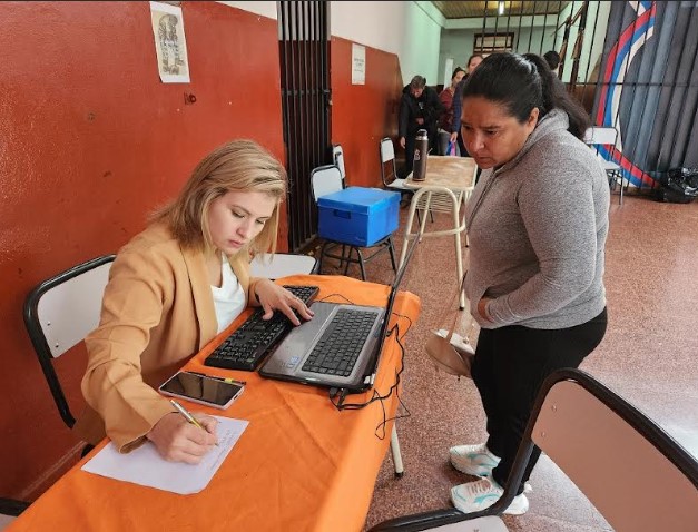 En Oberá, el programa «Estamos con Vos» acercó servicios de salud y de asesoramiento para más de 400 vecinos En Oberá, el programa "Estamos con Vos" acercó servicios de salud y de asesoramiento para más de 400 vecinos imagen-1