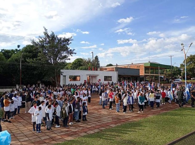 Con chocolate y números artísticos en el Centro Cívico, Campo Viera festejó el Día de la Patria imagen-2