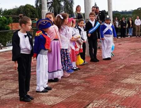 Con chocolate y números artísticos en el Centro Cívico, Campo Viera festejó el Día de la Patria imagen-8