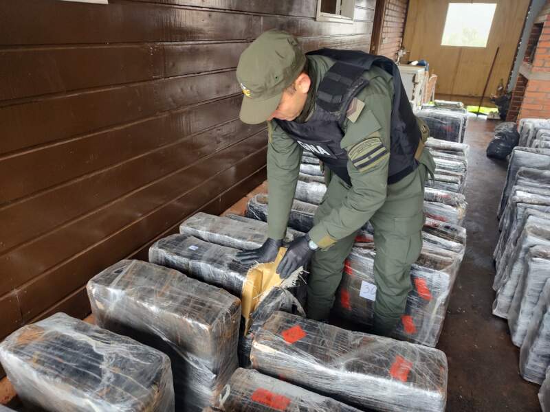Gendarmería halló un lugar de acopio y decomisó más de 3 toneladas de marihuana en la zona Centro imagen-2