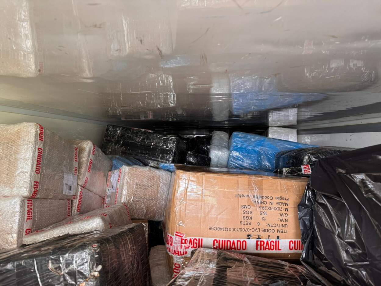 Aduana desactivó en el puente San Roque González de Santa Cruz una maniobra de más de 20.000 celulares por un valor que supera los USD 2,2 millones 7 Aduana desactivó en el puente San Roque González de Santa Cruz una maniobra de más de 20.000 celulares por un valor que supera los USD 2,2 millones imagen-6