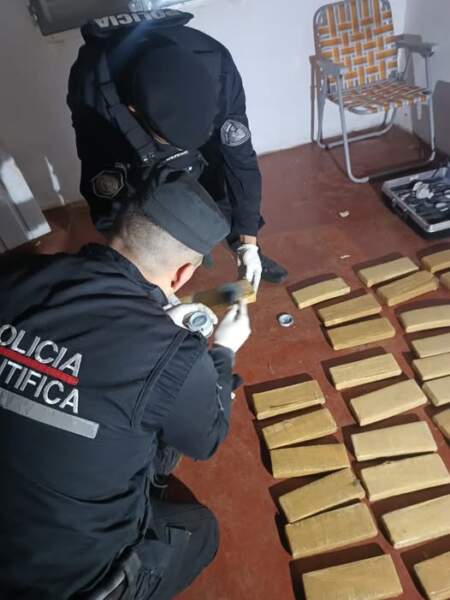 Operativo en zona de frontera: Incautaron más de 75 kilos de droga «enfriada» en un campamento de pescadores Operativo en zona de frontera: Incautaron más de 75 kilos de droga "enfriada" en un campamento de pescadores imagen-1