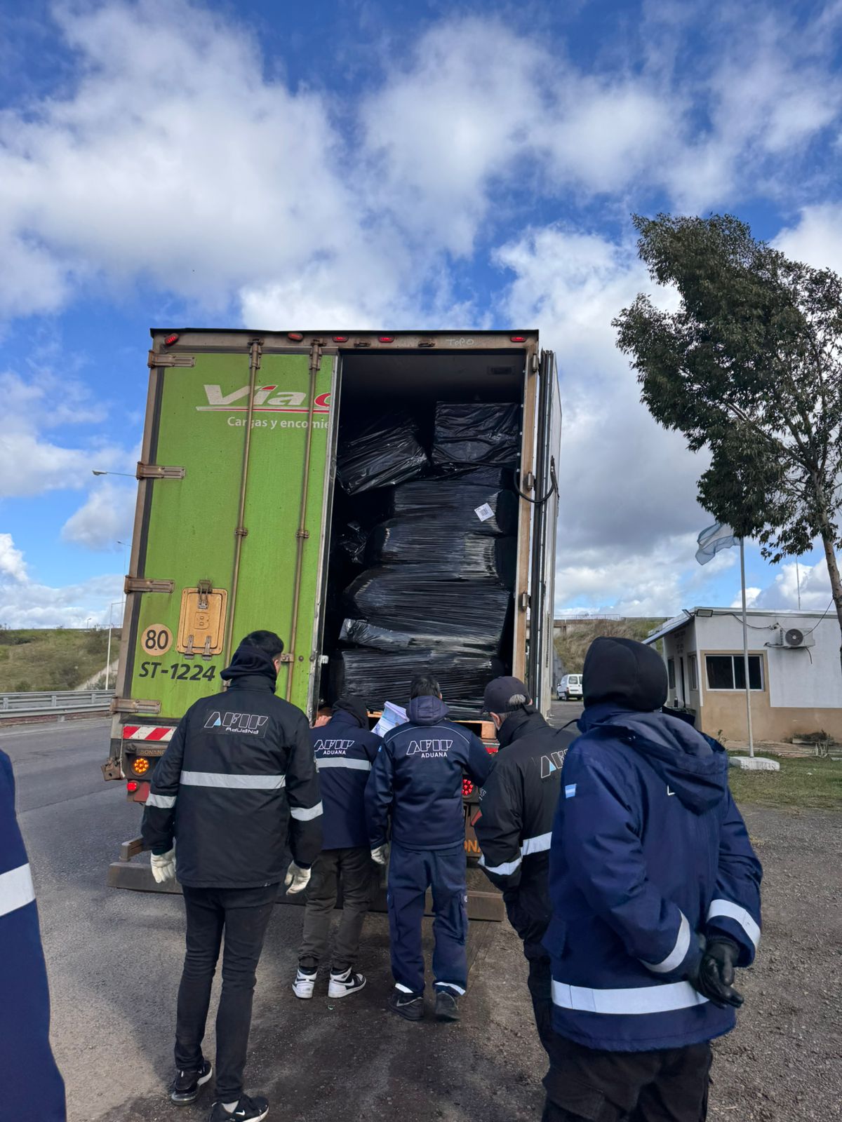 Aduana desactivó en el puente San Roque González de Santa Cruz una maniobra de más de 20.000 celulares por un valor que supera los USD 2,2 millones 3 Aduana desactivó en el puente San Roque González de Santa Cruz una maniobra de más de 20.000 celulares por un valor que supera los USD 2,2 millones imagen-2