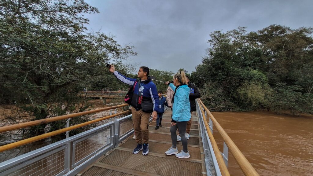 Ministro de Turismo de la Provincia desmintió que las Cataratas del Iguazú se encuentren cerradas por crecida del río imagen-2