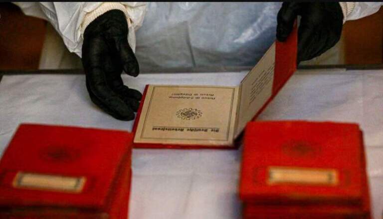 Continúa el análisis de las cajas nazis encontradas en el país: la Corte Suprema relevó más de 5000 libretas rojas y carnets imagen-12