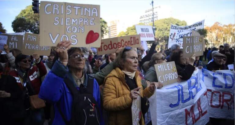 Manifestantes marchan y se concentran en Plaza de Mayo imagen-19