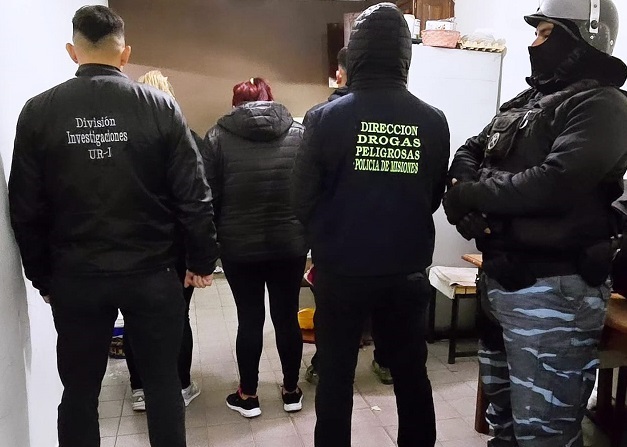 Posadas: desarticularon dos «narcobúnkers» y detuvieron a dos dealers, secuestrando cocaína, marihuana, dinero y joyas Posadas: desarticularon dos "narcobúnkers" y detuvieron a dos dealers, secuestrando cocaína, marihuana, dinero y joyas imagen-1