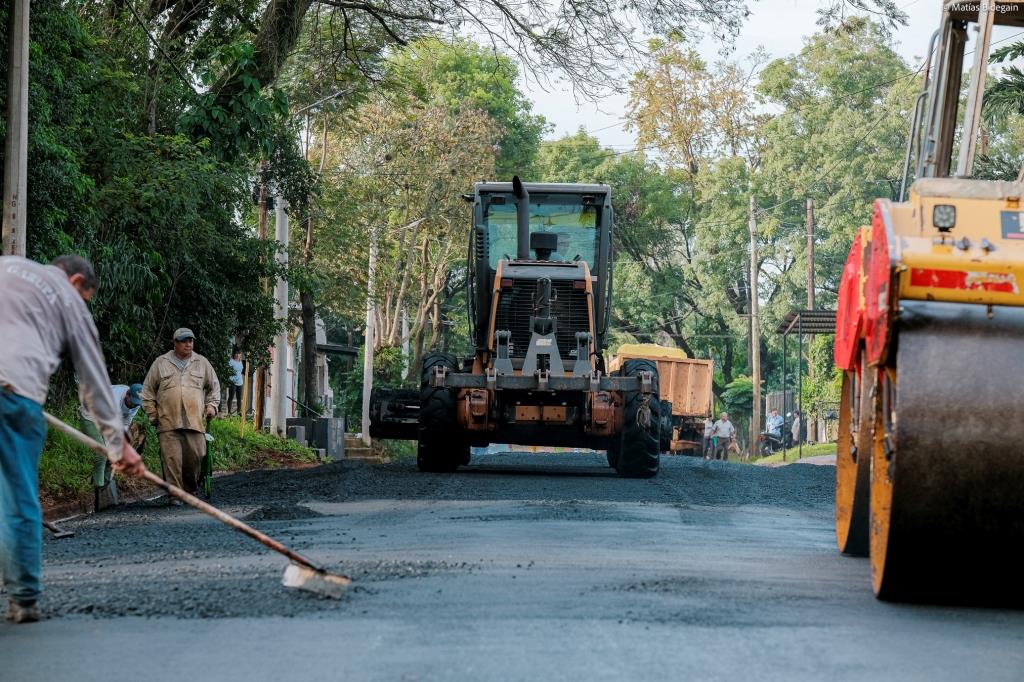 En Garupá, continúan trabajos de asfaltado que benefician a distintos barrios 3 En Garupá, continúan trabajos de asfaltado que benefician a distintos barrios imagen-2
