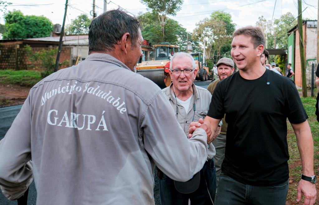 En Garupá, continúan trabajos de asfaltado que benefician a distintos barrios 5 En Garupá, continúan trabajos de asfaltado que benefician a distintos barrios imagen-4