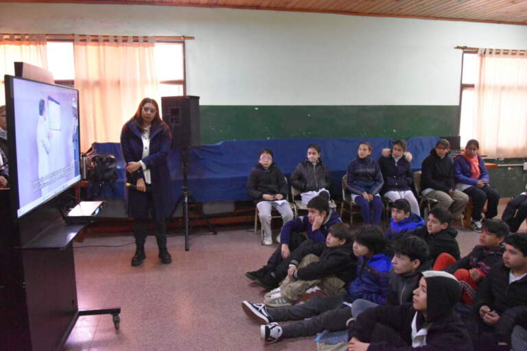 Con tecnología y conocimiento parlamentario la Cámara de Representantes recorre los establecimientos educativos imagen-22