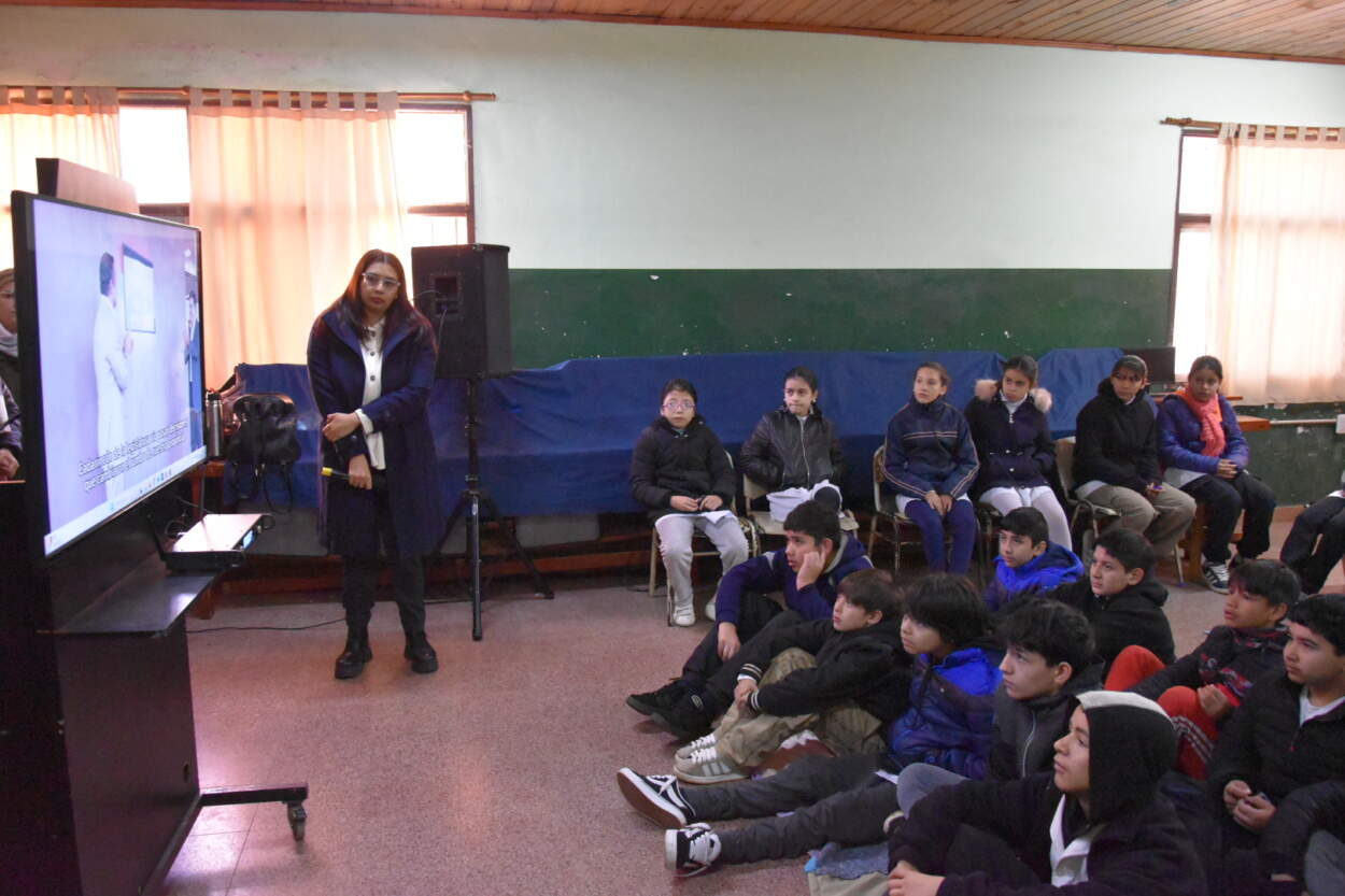 Con tecnología y conocimiento parlamentario la Cámara de Representantes recorre los establecimientos educativos Con tecnología y conocimiento parlamentario la Cámara de Representantes recorre los establecimientos educativos imagen-1