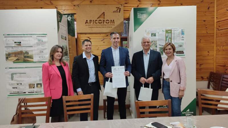 Misiones y Paraguay avanzan en acuerdos para potenciar el sector industrial y forestal imagen-2