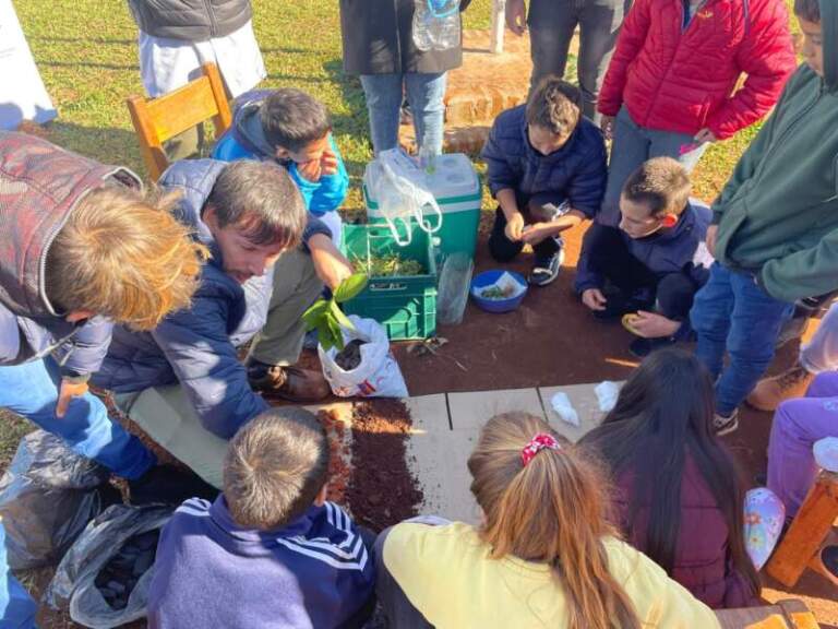 Epet N.º 18 y Escuela 640 de Fracrán articulan saberes para valorar el capital natural de la selva misionera Epet N.º 18 y Escuela 640 de Fracrán articulan saberes para valorar el capital natural de la selva misionera imagen-47