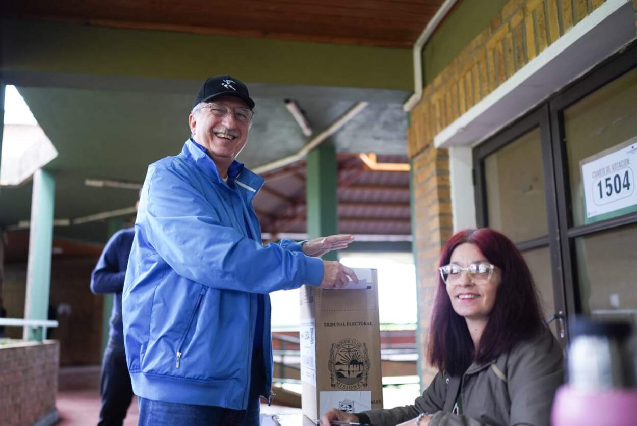 Misiones Elige: Passalacqua votó en Oberá y llamó a los misioneros a "honrar la democracia ejerciendo el derecho al voto" 3 Misiones Elige: Passalacqua votó en Oberá y llamó a los misioneros a "honrar la democracia ejerciendo el derecho al voto" imagen-2