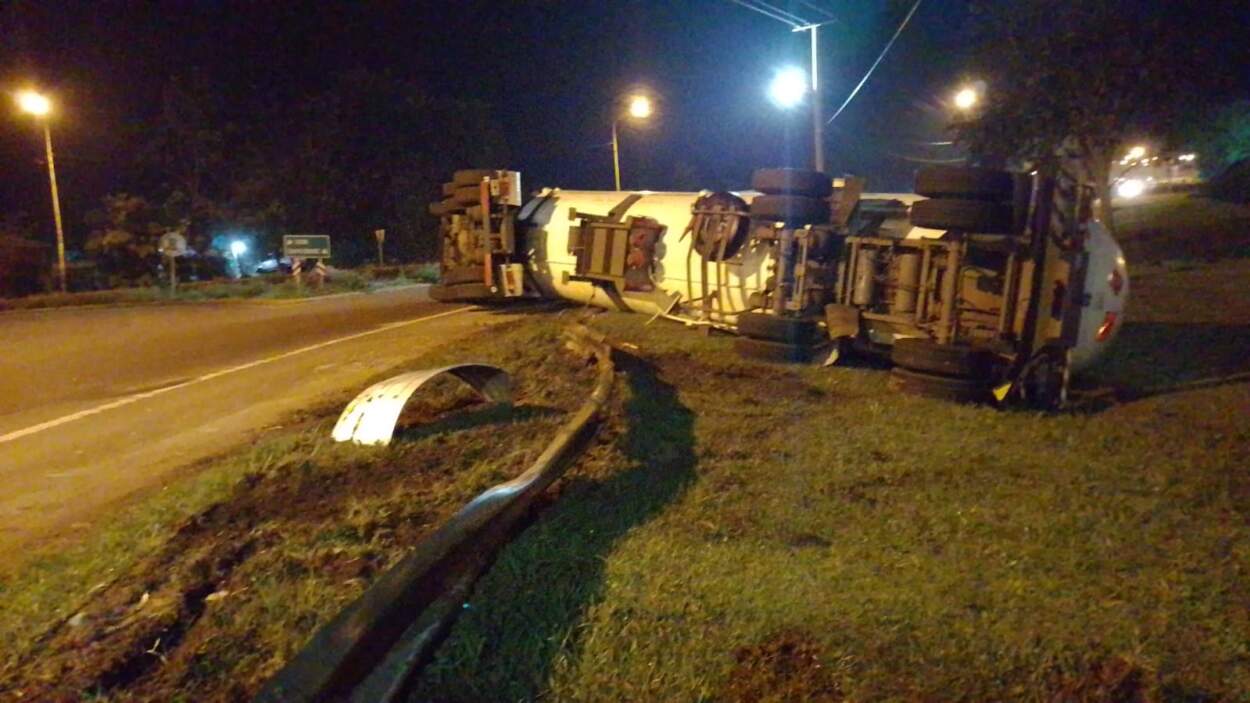 Campo Viera: volcó un camión cisterna con Gas Propano en la ruta 14 y cortan el tránsito vehicular por la zona 5 Campo Viera: volcó un camión cisterna con Gas Propano en la ruta 14 y cortan el tránsito vehicular por la zona imagen-4