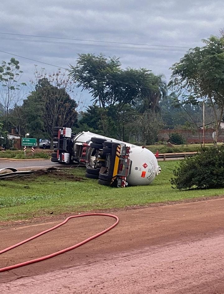 Campo Viera: volcó un camión cisterna con Gas Propano en la ruta 14 y cortan el tránsito vehicular por la zona 7 Campo Viera: volcó un camión cisterna con Gas Propano en la ruta 14 y cortan el tránsito vehicular por la zona imagen-6