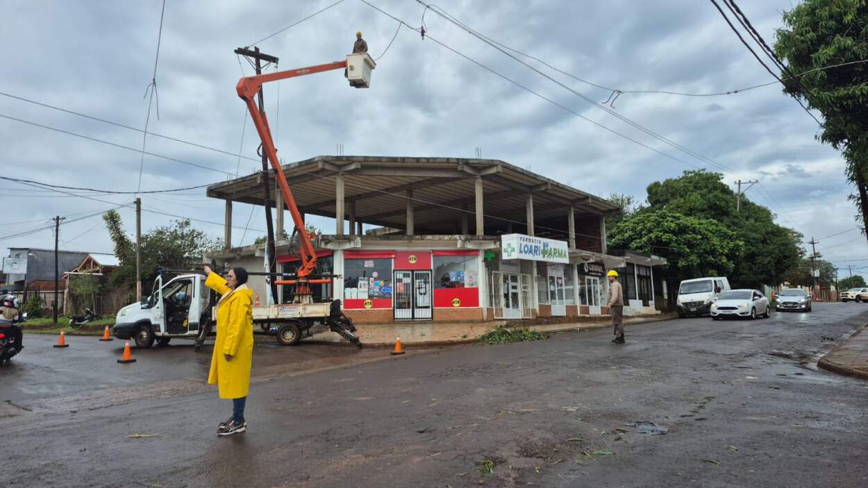 Actualización: Con refuerzos, avanzan las reparaciones del tendido eléctrico en Puerto Iguazú 3 Actualización: Con refuerzos, avanzan las reparaciones del tendido eléctrico en Puerto Iguazú imagen-2