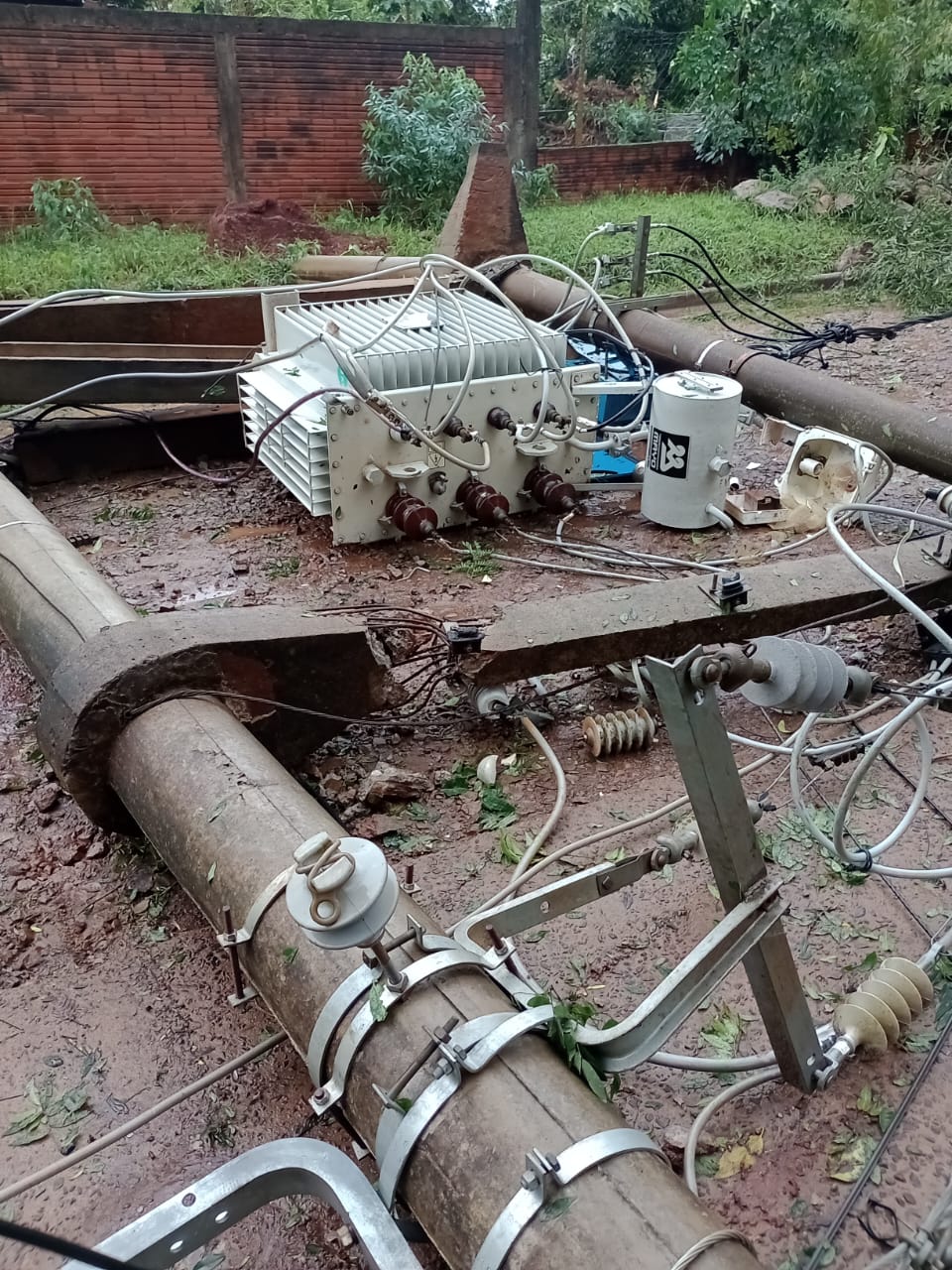 Actualización: Con refuerzos, avanzan las reparaciones del tendido eléctrico en Puerto Iguazú 5 Actualización: Con refuerzos, avanzan las reparaciones del tendido eléctrico en Puerto Iguazú imagen-4