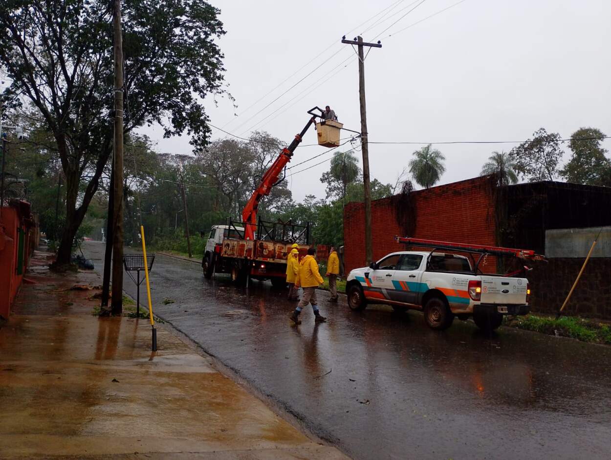 Temporal: Energía de Misiones refuerza cuadrillas para atender los daños en Puerto Iguazú 3 Temporal: Energía de Misiones refuerza cuadrillas para atender los daños en Puerto Iguazú imagen-2