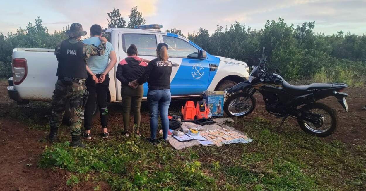 Prefectura evitó una maniobra de narcotráfico y detuvo a dos personas 3 Prefectura evitó una maniobra de narcotráfico y detuvo a dos personas imagen-2